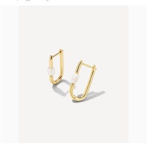 Kendra Scott Lindsay Gold Huggie Earrings in White Pearl NWT